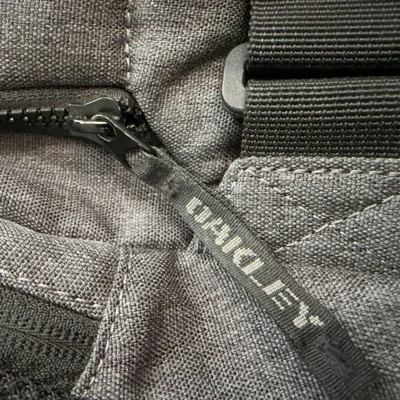 Oakley Gray Enduro 25L Backpack – Multi-Compartment Tech / Travel Bag - Picture 8 of 16